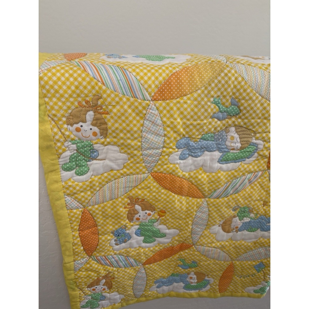 VTG YELLOW‎ & WHITE QUILTED BABY CRIB BLANKET W/BUNNIES  40" X 44"